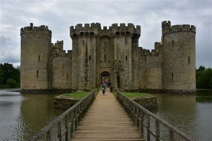 Which is the oldest castle in England?